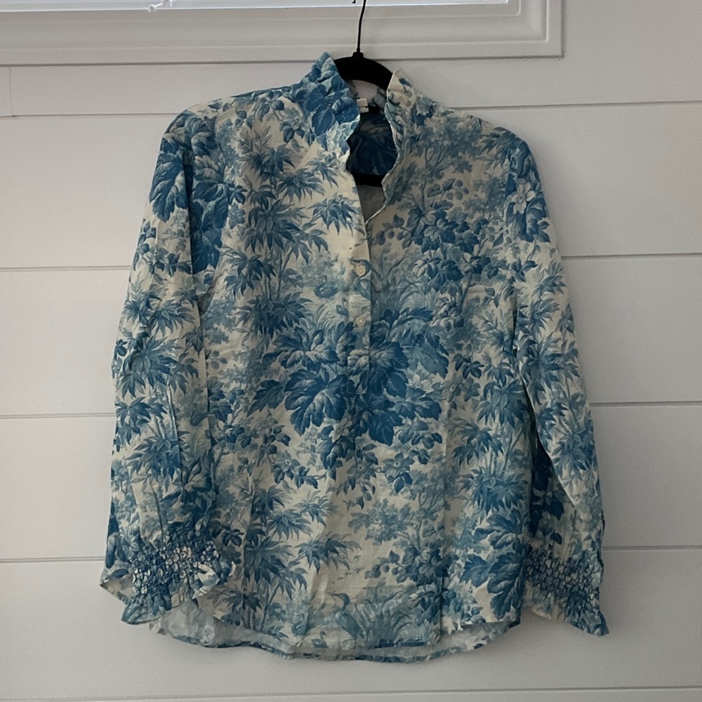 Excellent Tuckernuck Teagan Popover Blouse in Misty Blue Toile. Sz: L - Picture 2 of 5